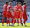 Andreas Hountondji (l.) klatscht mit Pyrka ab
