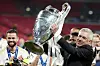 Carlo Ancelotti hält die Champions-League-Trophäe in die Höhe