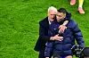 Didier Deschamps umarmt Kylian Mbappé