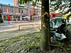 Der Opel überfuhr einen Fahrradbügel und krachte dann gegen einen Baum.