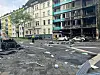 Auf der ganzen Straße liegen Trümmer, selbst gegenüber des Hauses ist ein Auto ausgebrannt: Mindestens drei Menschen starben bei dem verheerenden Feuer in Düsseldorf.