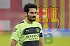Ilkay Gündoğan mit dem FC Barcelona Logo im Hintergrund.