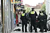 Polizisten vor einer Bar