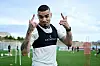 St. Pauli-Profi Maurides gestikuliert in die Kamera