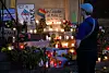 Blumen und Kerzen liegen an der Gedenkstätte für Malte C. auf den Stufen des historischen Rathauses in Münster.