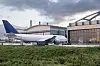 Eine Boeing 747-830 steht vor einer Halle der Lufthansa Technik am Flughafen Hamburg. (Symbolbild)