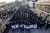 Die HSV-Fans zogen durch die St. Pauli Hafenstraße ans Millerntor.