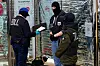 Zollbeamte durchsuchen ein Nagelstudio in Köln.
