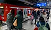 Eine S-Bahn der Linie S1 fährt im Hauptbahnhof ein (Archivbild).