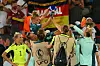 Die DFB-Frauen erreichen das Viertelfinale und werfen Linda Dallmann in die Luft, nachdem diese die Auszeichnung für die beste Spielerin des Spiels erhalten hat.
