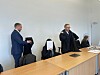 Die Angeklagte Sibel C. mit ihren Verteidigern im Sitzungssaal