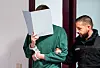 Der 18-jährige Angeklagte hielt sich vor Gericht eine Mappe vors Gesicht.