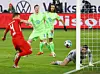 Leipzigs Willi Orban (li.) stochert den Ball zum 2:2-Ausgleich über die Linie.
