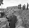 Reporter und Bewohner am 1. März 1952 auf dem vom Krieg weitgehend zerstörten Helgoland.