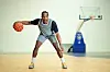Johnathan Stove dribbelt mit dem Basketball