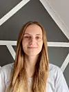 Joelle (22) macht eine Ausbildung zur Ergotherapeutin an der für sie besten Schule. Dass sie deswegen über 2000€ zahlen soll, empfindet die junge Azubine als unfair.