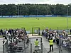 Nach dem Training sind die HSV-Profis für die Fans da und schreiben Autogramme.