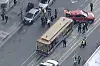 Das Bild zeigt Polizeibeamte und Rettungskräfte, die in San Francisco auf den plötzlichen Stillstand eines Cable Cars in der California Street reagieren.