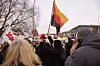Ein Demonstrant hält eine umgedrehte Deutschlandflagge in die Höhe – ein Zeichen der rechten Szene.
