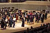 Die Musiker in der Elphi warten den Protest der Klima-Aktivisten geduldig – und teils mit einem Lächeln – ab.