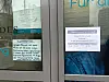 Schild an der Tür der geschlossenen Praxis Jenfeld