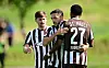 Torschütze Mathias Pereira Lage bedankt sich für die Vorlage bei Andreas Hountondji.