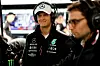 Mick Schumacher lächelt in der Garage von Mercedes.