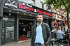 „Der Strom ist teuer, die Miete ist teuer. Ich habe die Preise um 50 Cent erhöhen müssen“, sagt Resul Baycuman, Betreiber von „St. Pauli Burger und Noodlehouse“.