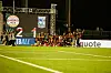 Der Lincoln Red Imps FC feierte seine Sensation vor der Ergebnistafel.