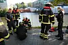 Retter der Feuerwehr versorgen den Verunglückten.