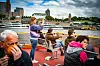 Touristen machen eine Hafenrundfahrt in Hamburg.