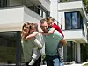 Familie vor Haus