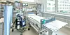 Der Patient musste 50 Tage lang künstlich beatmet werden. Inzwischen konnte er die Intensivstation verlassen. Unser Archivbild zeigt ein Intensivbett in einer deutschen Klinik, rechts daneben ist ein Beatmungsgerät zu sehen.