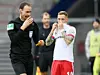 Leider kein Witz: Sonny Kittel (r.) lächelt verschämt, nachdem Schiedsrichter Bastian Dankert ihn des Feldes verwiesen hat.