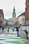 Aktivisten von Fridays for Future malen den Schriftzug „WIR ALLE FÜR 1,5 GRAD“ auf die Mönckebergstraße.