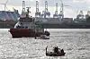 Person in Elbe gesichtet. Mehrere Rettungsboote von Polizei und Feuerwehr suchten die Elbe ab.