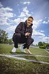 Karol Mets auf dem Rasen an der Kollaustraße