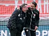 Dirk Schuster lacht mit Markus Kauczinski.