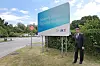Verkehrsminister Reinhard Meyer (SPD) stellt am 23.06.2014 in Harrislee (Schleswig-Holstein) bei Flensburg das neue Schild mit dem offiziellen Slogan des Landes Schleswig-Holstein Der echte Norden» vor.
