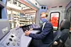 Verkehrssenator Anjes Tjarks (Grüne) sitzt im Führerhaus der neuen S-Bahn. Auf der hochmodernen Strecke werden Fahrer hier nur überwachend Platz nehmen.