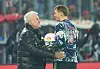 Sepp Maier fässt Manuel Neuer an die Hüfte