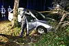 Ein Polizist am Skoda. Der Fahrer wurde bei dem Unfall im Landkreis Stade schwer verletzt.