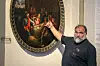 St.-Petri-Küster Martin Meier zeigt auf eines der beschädigten Gemälde.