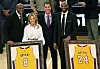Magic Johnson, Jeanie Buss, Rob Pelinka und Kobe Bryant im Staples Center