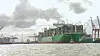 Das Containerschiff liegt im Hamburger Hafen.
