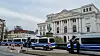 Die Polizei ist mit mehreren Einsatzwagen vor dem Rathaus Altona.
