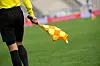 Schiedsrichter-Assistent mit Abseitsfahne (Symbolfoto)