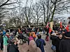 Immer mehr Menschen versammeln sich vor dem Rathaus Altona.