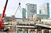 Ein Kran hebt einen Stahlträger für die Berlinertordammbrücke in Hamburg ein.