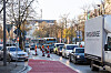Es staut sich auf der Reeperbahn. Seit etwa zwei Wochen hat die Verkehrsbehörde dort einen neuen Radweg eingerichtet.